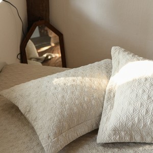 Skin-friendly, comfortable cotton and linen three-piece bed set