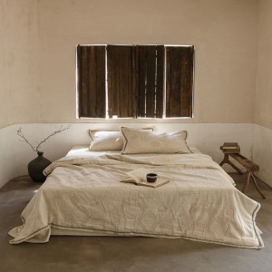Skin-friendly, comfortable cotton and linen three-piece bed set