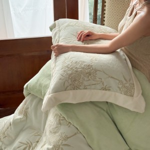 Modern style fancy milk velvet embroidery pillow cases high-quality green winter quilt cover bedding set manufacturer
