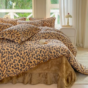 High gram weight fluffy pillowcases 2/2.3m adult coverlets red printed pillow shams milk fleece 4-piece bedding set manufacture