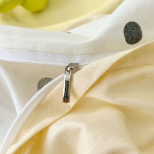 Light yellow floral and plant embroidered towels with wrinkled double-layer yarn cotton four-piece bedding set