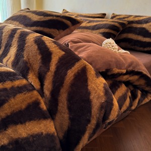 High gram weight brown printing 4pcs milk velvet comforter duvet bedding set wholesaler