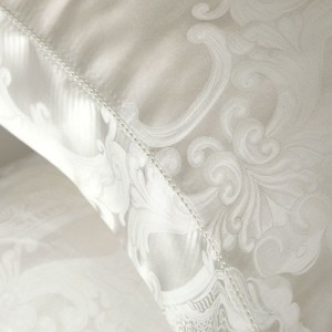 Luxury Red Mulberry Silk Home Textile Premium Yarn-Dyed Jacquard Duvet Quilt Comforter Cover ODM/OEM Coverlets Pillowcases Pillow Shams Bedding Set Supplier