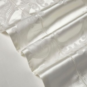 Luxury Red Mulberry Silk Home Textile Premium Yarn-Dyed Jacquard Duvet Quilt Comforter Cover ODM/OEM Coverlets Pillowcases Pillow Shams Bedding Set Supplier