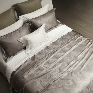 China Supplier High Luxury Four Pieces Bedding Comforter Duvet Quilt Cover 100% Mulberry Silk Satin Jacquard Fabric Breathable Silkworm Bed Sheet Bedding Set