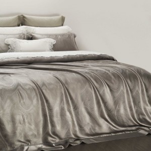 China Supplier High Luxury Four Pieces Bedding Comforter Duvet Quilt Cover 100% Mulberry Silk Satin Jacquard Fabric Breathable Silkworm Bed Sheet Bedding Set