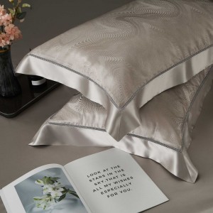 China Supplier High Luxury Four Pieces Bedding Comforter Duvet Quilt Cover 100% Mulberry Silk Satin Jacquard Fabric Breathable Silkworm Bed Sheet Bedding Set
