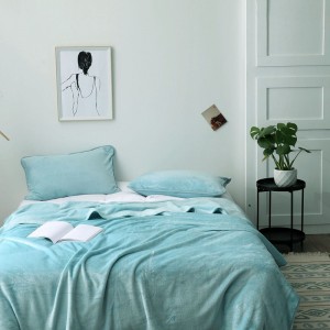 High-quality blue solid color milk fleece coverlets queen size blanket wholesaler