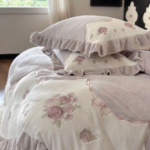 Carved floral embroidery milk velvet purple duvet cover bed sheets four-piece bedding set