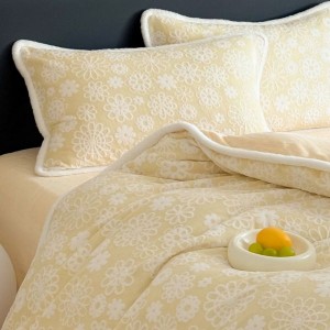 High-weight milk velvet three-dimensional carved flannel winter warm four-piece set anti-static bedding set