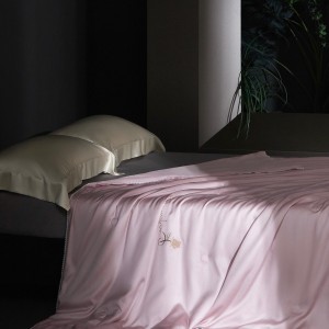 100% Polyester Fiber Pink Solid Color Bed Sheets Bedding Set king Size pink Girl Flower Quilt Sets Supplier